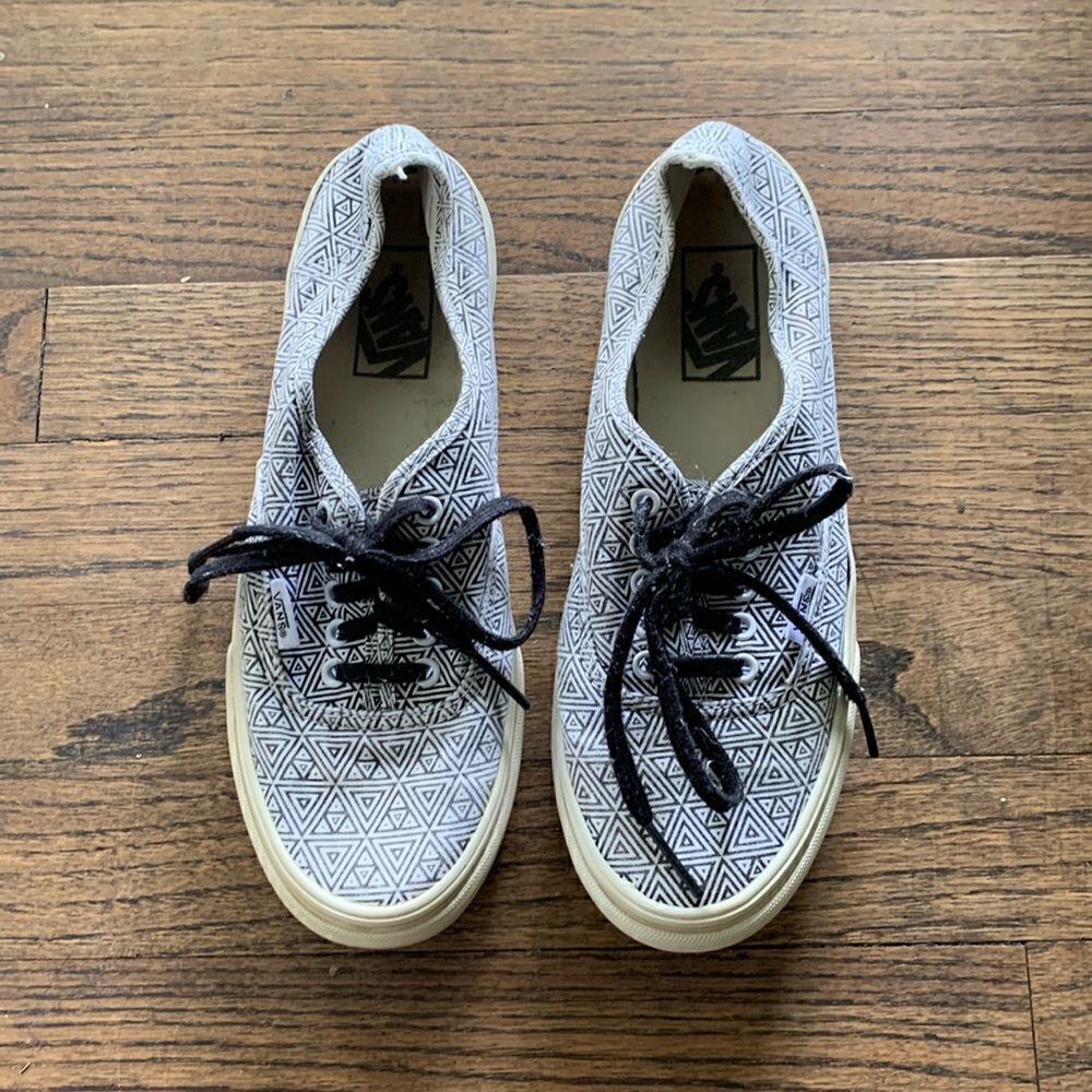Vans black and white geometric triangle print lace up sneakers mens 7 woman 8.5